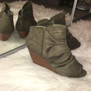 Opened toe Wedge Boots